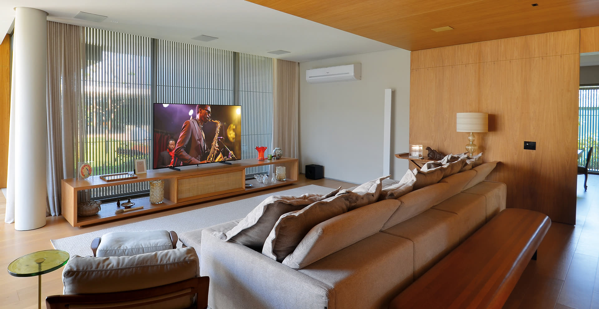 Sala de estar com áudio e vídeo integrados